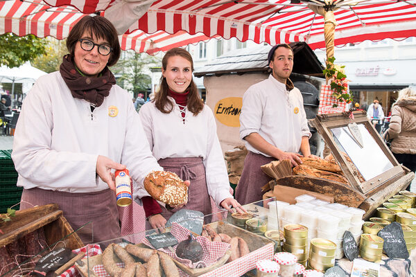 Beim „Ernteonkel“ ging es mit regionalen Wurstspezialitäten und Vollkornbrot rustikal zu. (Wird bei Klick vergrößert)