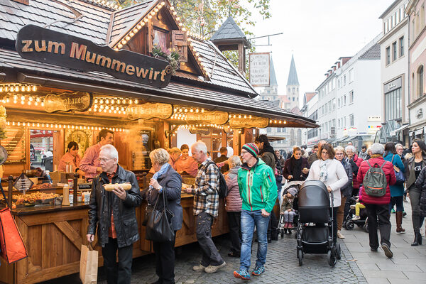 Das Angebot des Mummewirts ließ manch eiligen Passanten für eine Bratwurst am Kohlmarkt verweilen. (Wird bei Klick vergrößert)