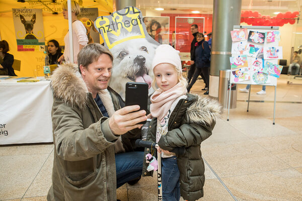 Viel Spaß hatten Groß und Klein in den Schloss-Arkaden bei der Suche nach den #jungentheaterhunden des Jungen Staatstheaters. (Wird bei Klick vergrößert)