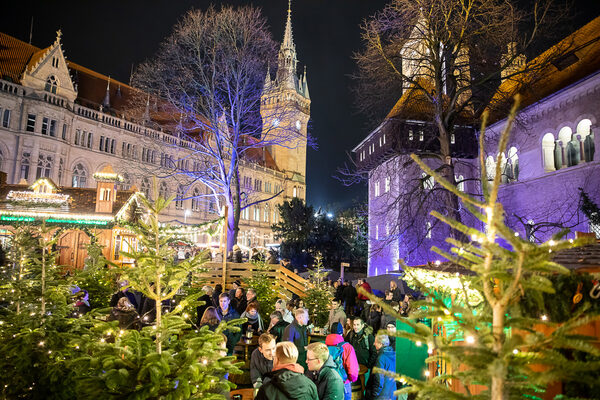 Etwas abseits und trotzdem mittendrin: Der historische Burggraben und die überdachten Weihnachtsmarkt-Flöße waren besonders beliebt als Treffpunkt für Gruppen. (Wird bei Klick vergrößert)