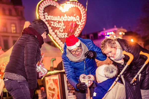 Als Dankeschön für eine Spende an „Braunschweig zeigt Herz“ gibt es ein Lebkuchenherz oder einen Herzluftballon. (Wird bei Klick vergrößert)