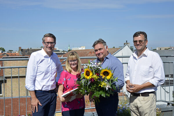 Zwölf Jahre war Heike Prieß im Dienst für den Braunschweiger Weihnachtsmarkt: (v. l. n. r.) Gerold Leppa (Stadtmarketing), Stefan Franz und Thomas Bronswyk (beide Schaustellerverband) bedankten sich für die langjährige Zusammenarbeit. (Wird bei Klick vergrößert)