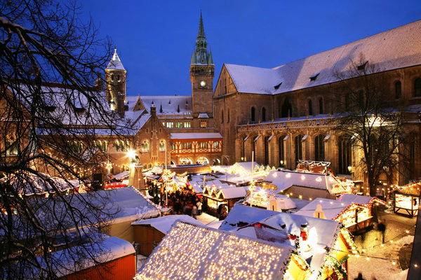 Vom 28. November bis 29. Dezember verwandeln sich die Plätze rund um den Dom St. Blasii und die Burg Dankwarderode in den stimmungsvollen Braunschweiger Weihnachtsmarkt. (Wird bei Klick vergrößert)