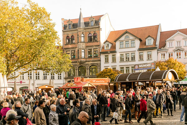 Die mummegenussmeile verwandelt den Kohlmarkt in den Spezialitätenmarkt: Hier präsentieren Braunschweiger Gastronomen ihre vielfältigen Mumme-Kreationen. (Wird bei Klick vergrößert)