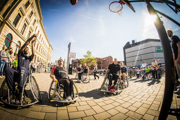 Auf dem Schlossplatz treten die Basketball Löwen Braunschweig gegen die Rollstuhlbasketballer des MTV Braunschweig an. (Wird bei Klick vergrößert)