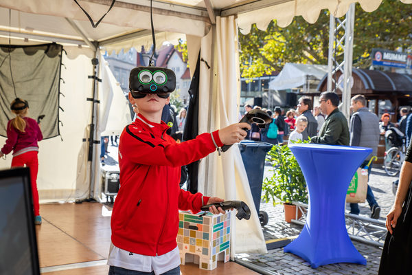 Mitten auf dem Kohlmarkt konnten Gäste am Stand der VirtuaLounge digitale Welten erleben: Begeistert probierten sie in verschiedenen Spielen Virtual Reality aus und tauchten beispielsweise in bunte Unterwasserwelten ein. (Wird bei Klick vergrößert)