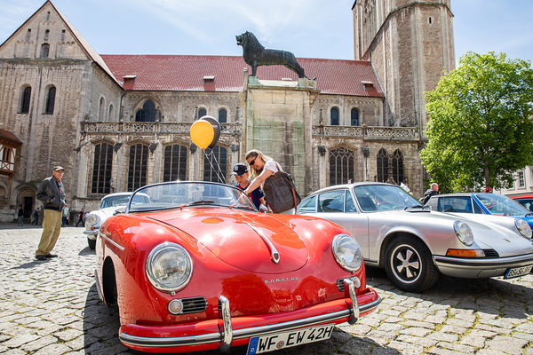 Schnittige Sportwagen: Die Oldtimer des Porsche Klassik-Stammtisch waren ein Hingucker auf dem Burgplatz. (Wird bei Klick vergrößert)