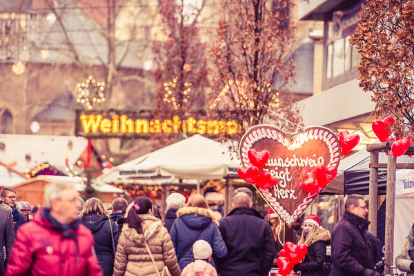 Die Innenstadt wird bunt – dank „Braunschweig zeigt Herz“. Die Spenden gehen in diesem Jahr an die Braunschweiger Verkehrswacht. (Wird bei Klick vergrößert)
