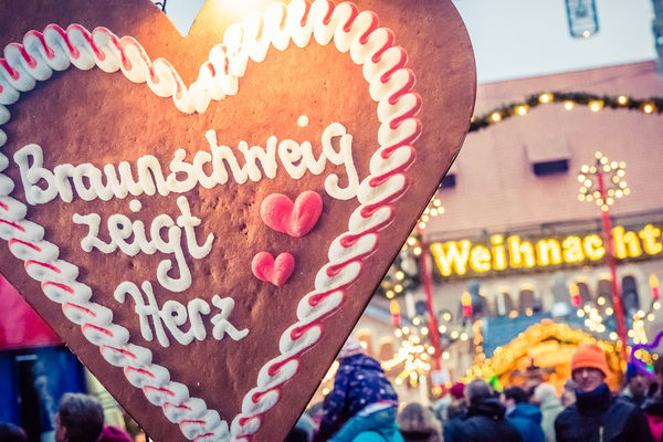 In der gesamten Innenstadt heißt es am 1. Dezember „Braunschweig zeigt Herz“. Alle Spenden kommen dieses Jahr der Braunschweiger Verkehrswacht zugute. (Wird bei Klick vergrößert)