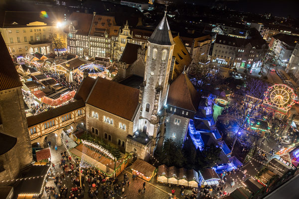 Der Braunschweiger Weihnachtsmarkt leuchtet stimmungsvoll und gleichzeitig umweltbewusst dank mit Naturstrom betriebener, energiesparender LED-Beleuchtung. (Wird bei Klick vergrößert)
