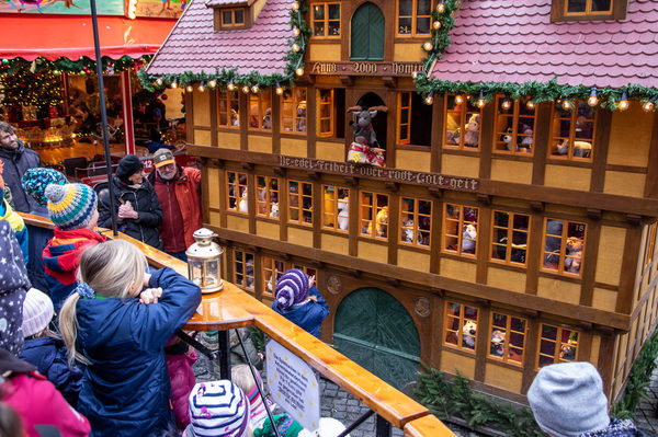 Ein weihnachtliches Programm begleitet den Braunschweiger Weihnachtsmarkt und stimmt Groß und Klein auf das Weihnachtsfest ein. (Wird bei Klick vergrößert)