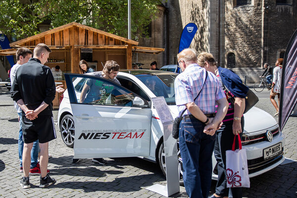 Die Aussteller stehen für Fragen zu den Fahrzeugen zur Verfügung. (Wird bei Klick vergrößert)