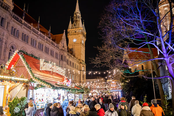 Jedes Jahr stimmen sich hunderttausende Besucherinnen und Besucher auf dem Braunschweiger Weihnachtsmarkt auf das Weihnachtsfest ein. (Wird bei Klick vergrößert)