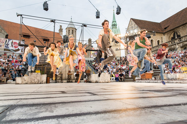 Beim Burgplatz Open Air verwandelt sich der Burgplatz in eine große Freilichtbühne. (Wird bei Klick vergrößert)