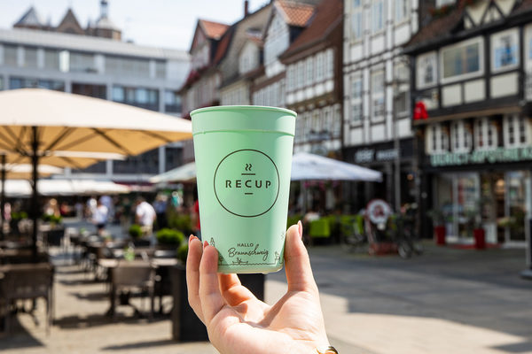 Umweltfreundlicher unterwegs Kaffeetrinken: Den Mehrwegbecher im Braunschweig-Design gibt es ab sofort in über 20 teilnehmenden Bäckereien, Cafés und Hotels in der Löwenstadt. (Wird bei Klick vergrößert)