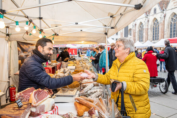 Bon appétit: Der Französische Markt auf dem Domplatz lockte mit typisch französischen Spezialitäten und handgeschöpften Seifen. (Wird bei Klick vergrößert)