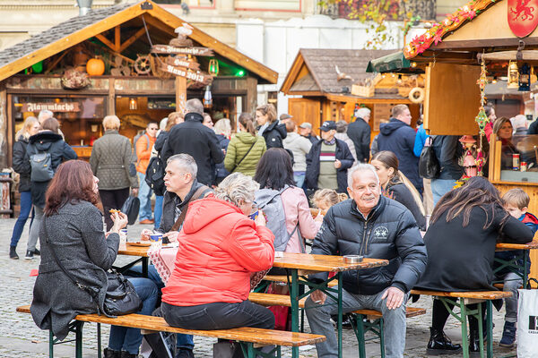 Ob Flammlachs-Brötchen, Kartoffelklöße oder leckere Bratwurst – auf dem Kohlmarkt boten die Marktleute zahlreiche mit Mumme verfeinerte Gerichte an. (Wird bei Klick vergrößert)