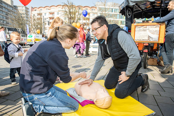 Erste Hilfe auf dem Schlossplatz: Besucherinnen und Besucher lernten, wie sie die Herz-Lungen-Massage richtig durchführen.