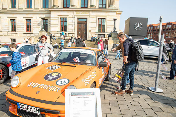 Rasanter Rennsport: Auf dem Schlossplatz präsentierte die Motorsportarena Oschersleben Rennwagen aus nächster Nähe. (Wird bei Klick vergrößert)