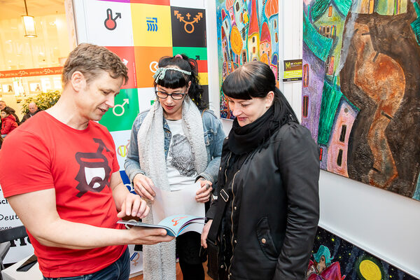 Der Grafiker Timo Rödiger stellte bei der winterkunstzeit in den Schloss-Arkaden seine Identicons aus und kam mit den Gästen ins Gespräch. (Wird bei Klick vergrößert)