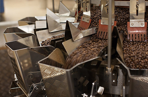 Die Führung durch die Kaffee Manufaktur Heimbs bietet Einblicke in die Kaffeeverarbeitung: Die Kombinationswaage ermöglicht es, Kaffeebohnen nach exakten Gewichtsvorgaben abzufüllen. (Wird bei Klick vergrößert)