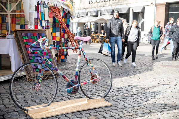 Bei der winterkunstzeit gab es viel zu entdecken, so wie dieses bestricktes Fahrrad auf dem Kohlmarkt vor dem Stand der Villa Luise, die ein Teil der Neuerkeröder Wohnen und Betreuen GmbH ist. (Wird bei Klick vergrößert)