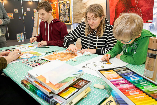 Malen bei der Jugendkunstschule buntich – hier konnte sich jeder im ›Wiederaufbau‹-Atelier künstlerisch beteiligen. (Wird bei Klick vergrößert)