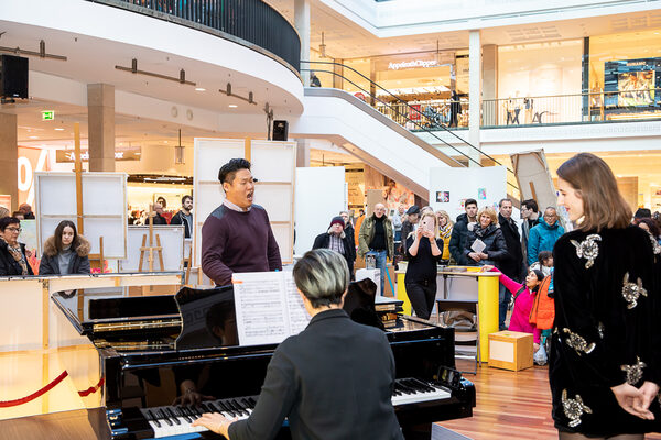 Musik und Kunst ergänzten sich bei der Darbietung des Staatstheaters Braunschweig, die in den Schloss-Arkaden zwischen zahlreichen Ausstellungen Kostproben aus „Die lustige Witwe“ gaben. (Wird bei Klick vergrößert)