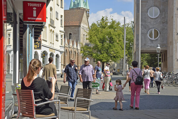 Ab Dienstag, 2. Juni, können Gäste in der Touristinfo wieder Kaffee und Kuchen im Café genießen. (Wird bei Klick vergrößert)