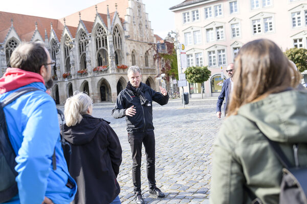 Bei der Fairtrade-Stadtführung des Stadtmarketings erfahren die Teilnehmerinnen und Teilnehmer Wissenswertes rund um den Fairen Handel und Braunschweig als Fairtrade-Stadt. (Wird bei Klick vergrößert)