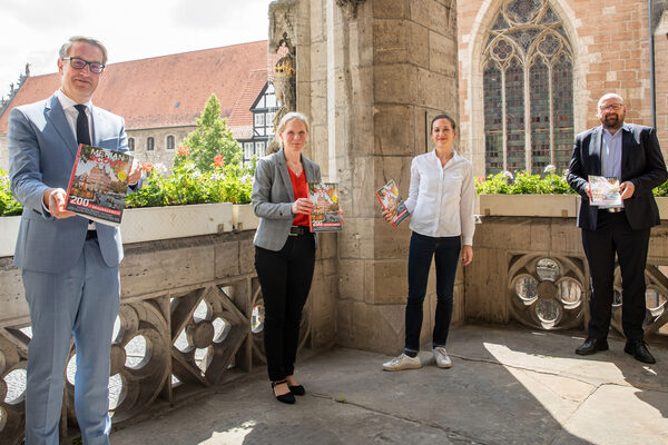 200 Tipps für einen Aufenthalt in Braunschweig: (v. l. n. r.) Stadtmarketing Geschäftsführer Gerold Leppa und Kathrin Sander, Tinka Dippel und Oliver Voß vom MERIAN präsentieren den neuen MERIAN Scout über Braunschweig. (Wird bei Klick vergrößert)