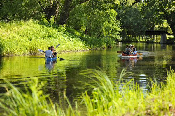Mit dem Kanu, Tretboot oder Floß können Braunschweigerinnen und Braunschweiger die Sommertage auf der Oker genießen. (Wird bei Klick vergrößert)