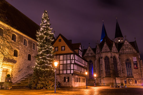 Weihnachtliche Innenstadt: Auch in diesem Jahr wird ein Weihnachtsbaum den Altstadtmarkt nach Totensonntag in stimmungsvolles Licht tauchen. (Wird bei Klick vergrößert)