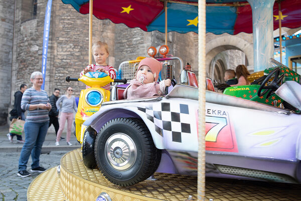 Kinderkarussell vor dem Braunschweiger Dom (Wird bei Klick vergrößert)