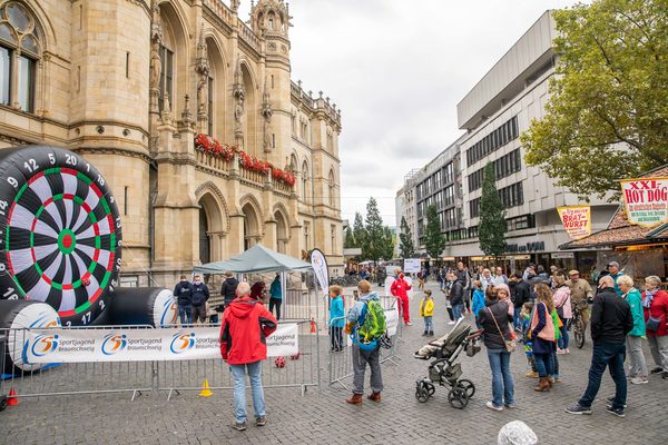 Treffsicherheit bewiesen Teilnehmerinnen und Teilnehmer am Sonntag beim Fußball-Dart auf dem Platz der Deutschen Einheit. (Wird bei Klick vergrößert)