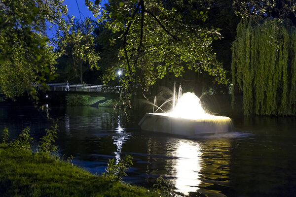 Der Lichtparcours-Rundgang der kostenlosen App „Entdecke Braunschweig“ führt die Gäste auch an Benjamin Bergmanns Lichtskulptur „Acqua Alta“ vorbei und bietet interessante Details zu Künstler und Kunstwerk. (Wird bei Klick vergrößert)