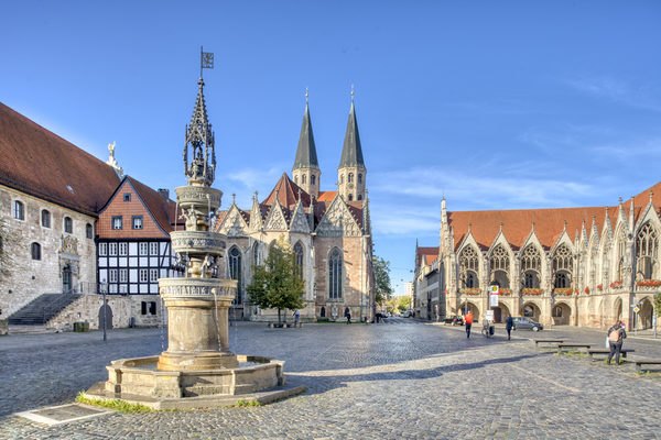 Den Altstadtmarkt säumen neben der St. Martini-Kirche weitere historische Gebäude wie das Gewandhaus und das Altstadtrathaus. (Wird bei Klick vergrößert)