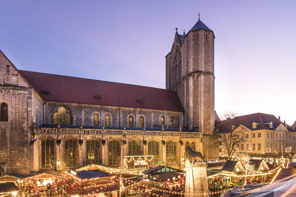 Vom 24. November bis zum 29. Dezember 2021 bringt der Braunschweiger Weihnachtsmarkt Adventsstimmung auf die Plätze rund um den Dom St. Blasii. (Wird bei Klick vergrößert)