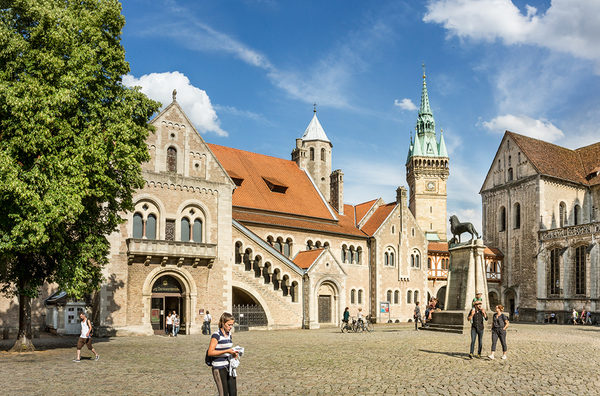 Auf dem Burgplatz thront der bronzene Löwe, Herzog Heinrichs Wappentier und Wahrzeichen der Stadt Braunschweig. (Wird bei Klick vergrößert)
