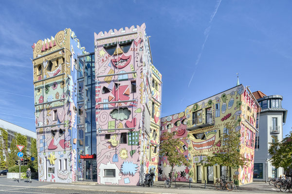 Am Rande des historischen Magniviertels steht das vom international bekannten New Yorker Künstler James Rizzi gestaltete Happy RIZZI House. (Wird bei Klick vergrößert)