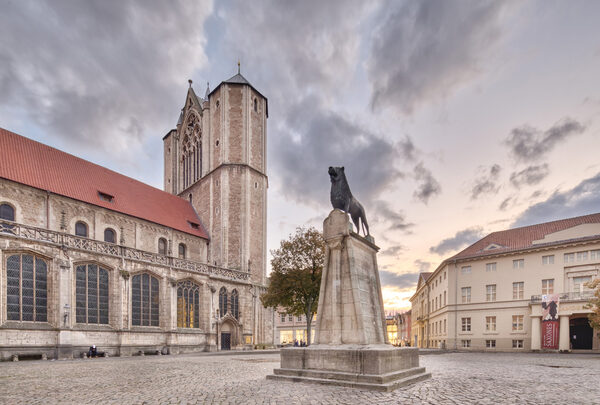 Bei zahlreichen Stadtführungen erfahren Neugierige mehr über die historische Löwenstadt. Gruselig wird es bei den thematischen Führungen am Halloween-Wochenende. (Wird bei Klick vergrößert)