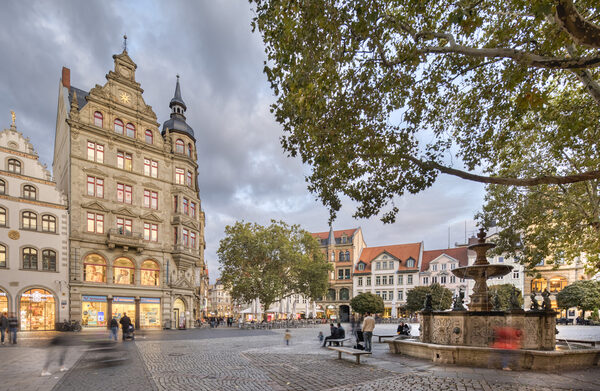 Auf dem Kohlmarkt inmitten der Innenstadt können Besucherinnen und Besucher in zahlreichen Cafés und Restaurants verweilen und genießen. (Wird bei Klick vergrößert)