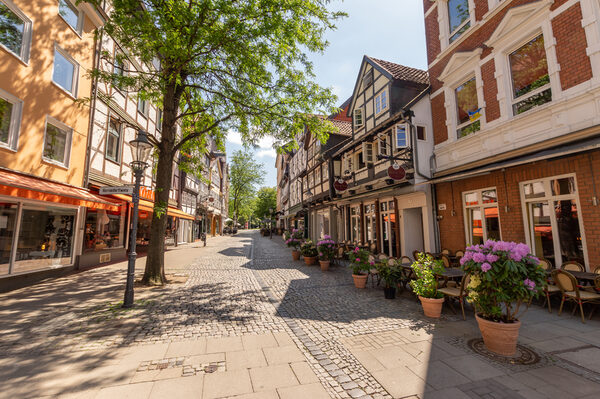 Die von historischen Fachwerkhäusern gesäumten Straßen verleihen dem Magniviertel einen urigen Charme. (Wird bei Klick vergrößert)