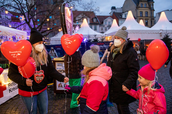 Als Dankeschön bekamen Spenderinnen und Spender bei der Initiative „Braunschweig zeigt Herz“ am 27. November einen Helium-Herzluftballon, ein Lebkuchenherz oder ein alkoholfreies Wolters-Getränk.