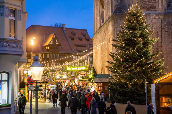 115 weihnachtlich dekorierte Stände luden vom 24. November bis zum 23. Dezember zum Stöbern ein.