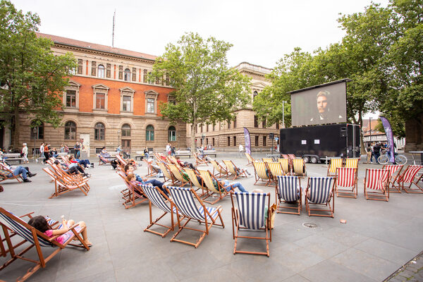 Filmgenuss unter freiem Himmel: Zahlreiche Besucherinnen und Besucher verfolgten am Samstag im Open-Air-Kino auf dem Platz der Deutschen Einheit, wie Konrad Koch in „Der ganz große Traum“ den Fußball nach Braunschweig bringt. (Wird bei Klick vergrößert)