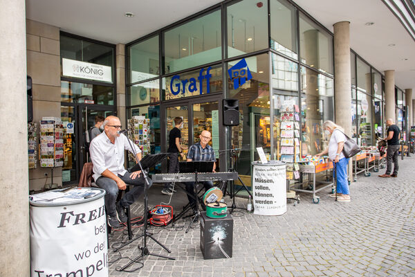 Kunst für die Ohren: Geza Gal und Thorsten Stelzner vertonten Lyrik vor der Buchhandlung Graff. (Wird bei Klick vergrößert)