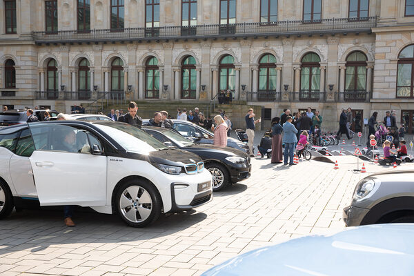 Automobile Vielfalt erwartet die Besucherinnen und Besucher beim modeautofrühling am 19. und 20. Juni in der Braunschweiger Innenstadt. Dieses Jahr gilt während der Veranstaltung Maskenpflicht. (Wird bei Klick vergrößert)