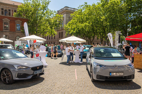 Automobile Vielfalt mitten in der Innenstadt – die Besucherinnen und Besucher schauten sich in Ruhe um und ließen sich beraten. (Wird bei Klick vergrößert)