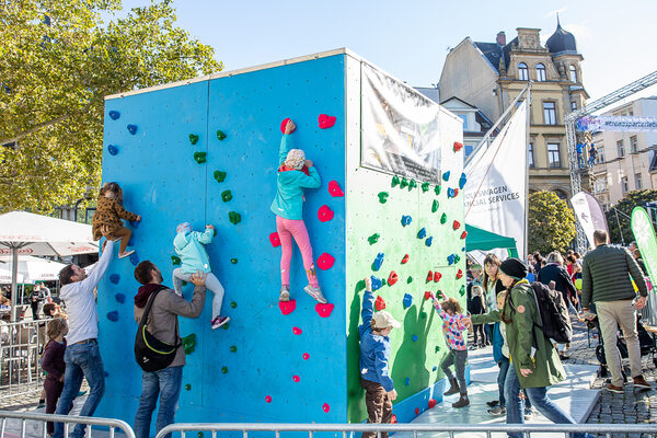 Den Boulderwürfel können kleine und große Kletterer und Kletterinnen beim elften trendsporterlebnis auf dem Schlossplatz bezwingen. (Wird bei Klick vergrößert)